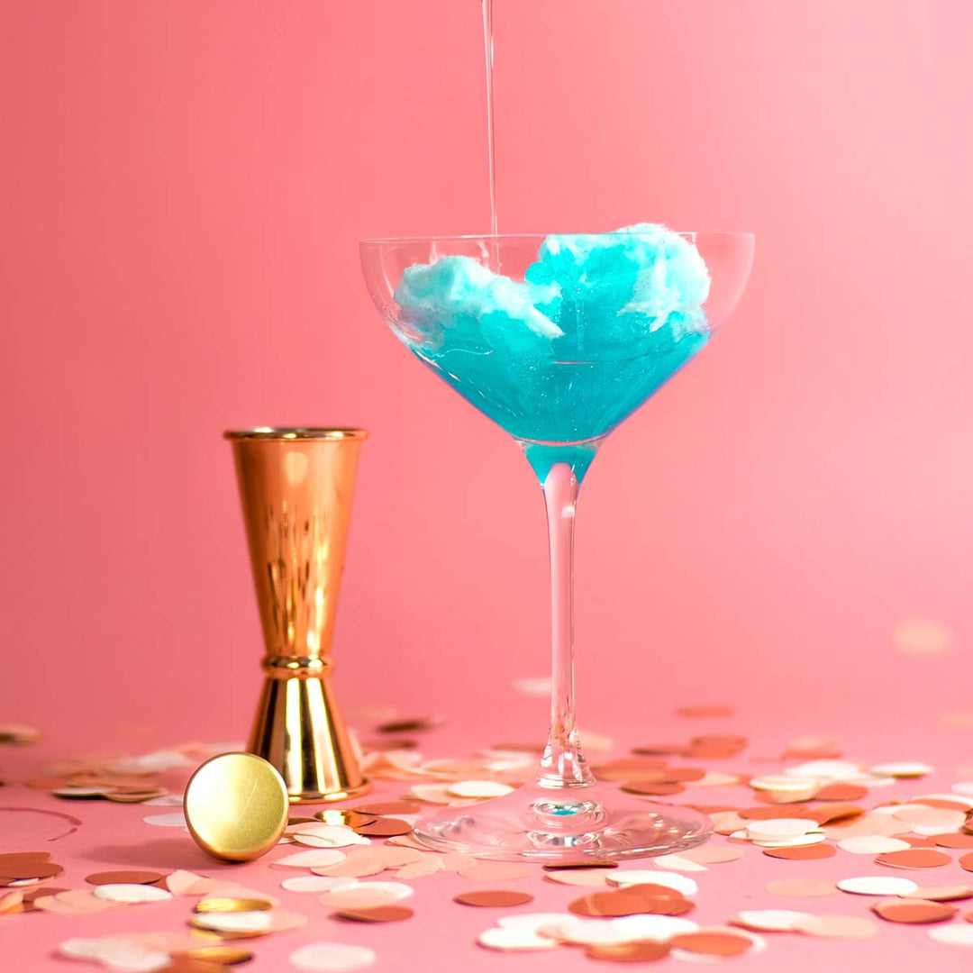 Für den leckersten Silvester Drink mit Flaschenpost Gin das Glas mit Sekt aufgefüllen
