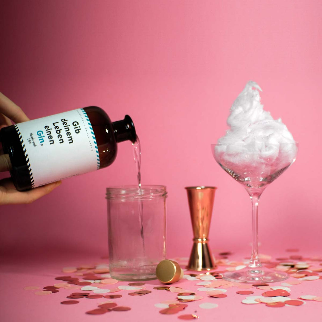 Flaschenpost Gin wird in ein separates Gefäß gefüllt für den perfekten Drink an Silvester