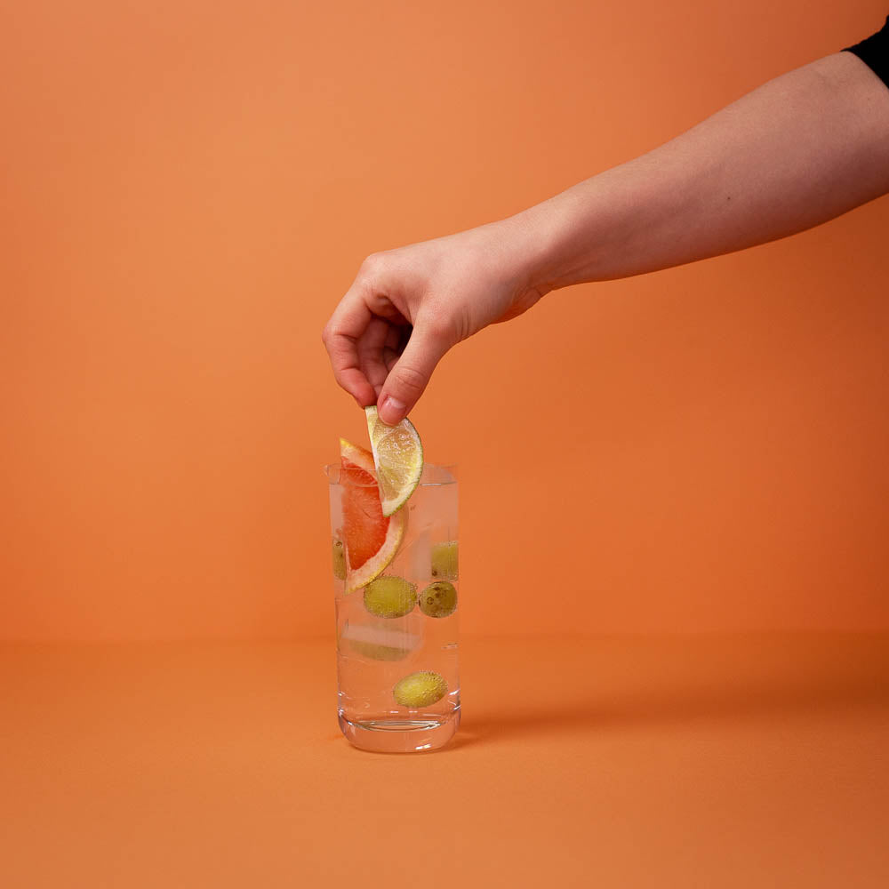 Der Drink Frühlingserwachen mit Gin von Flaschenpost Gin wird mit Zitrone garniert