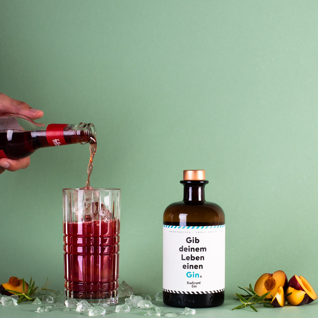 Apfel-Kirsch-Holunder Limo wird in das Glas hinzugegeben für einen leckeren Herbst Drink