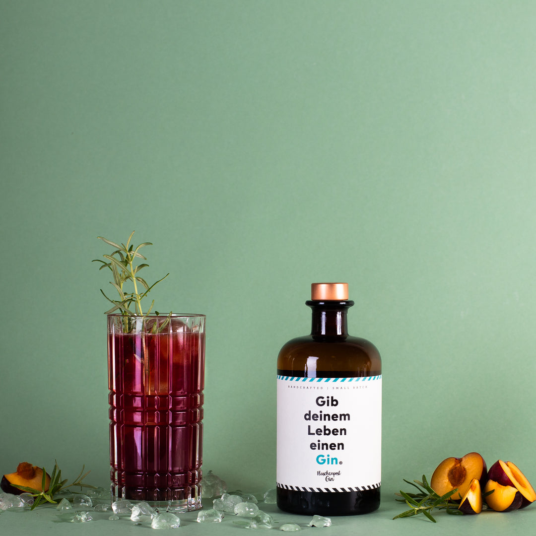 Fertiger Drink nach dem Rezept Pfläumchen Träumchen passend zum Herbst mit Gib deinem Leben einen Gin von Flaschenpost Gin