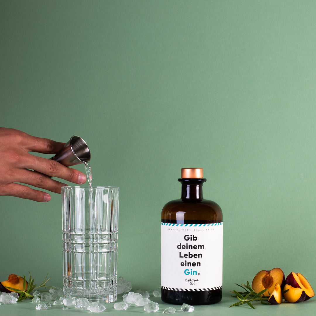 Gib deinem Leben einen Gin von Flaschenpost Gin wird in das Cocktail Glas hinzugegeben für den perfekten Drink in der Herbstzeit