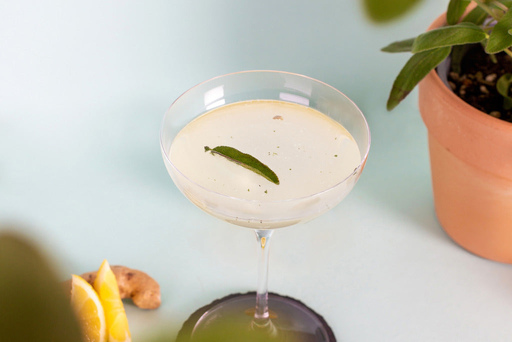 Cocktail Glas mit dem Drink Salbine dem perfekten Drink mit Flaschenpost Gin