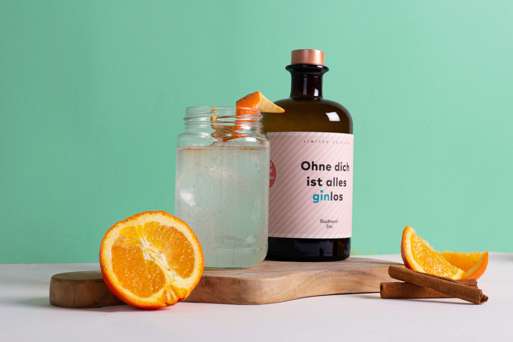 Cocktail Love Mule mit Flaschenpost Gin angerichtet mit Orangen und Zimt