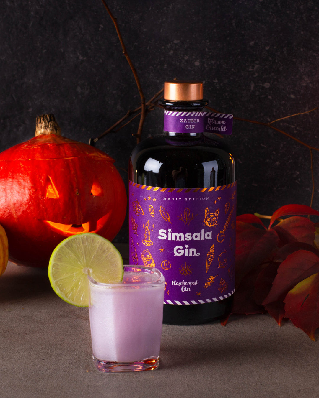 Unsere Magic Edition der Simsala Gin mit Farbwechsel für das Halloween Rezept: "Glitzer Spritzer".
