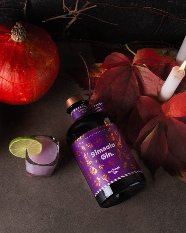 Unsere Magic Edition Simsala Gin mit Farbwechsel als ideale Basis für das Rezept "Glitzer Spritzer" dem perfektem Rezept für einen Halloween Drink.