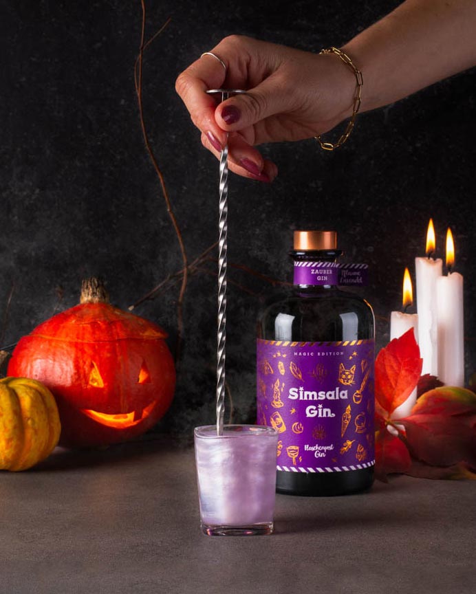 Unser perfekter Halloween Drink mit der Simsala Gin Magic Edition von Flaschenpost Gin wird nun umgerührt