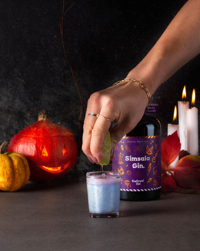 Frischer Limettensaft wird hinzugegeben für unseren "Glitzer Spritzer" dem perfekten Drink für Halloween mit dem Simsala Gin von Flaschenpost Gin