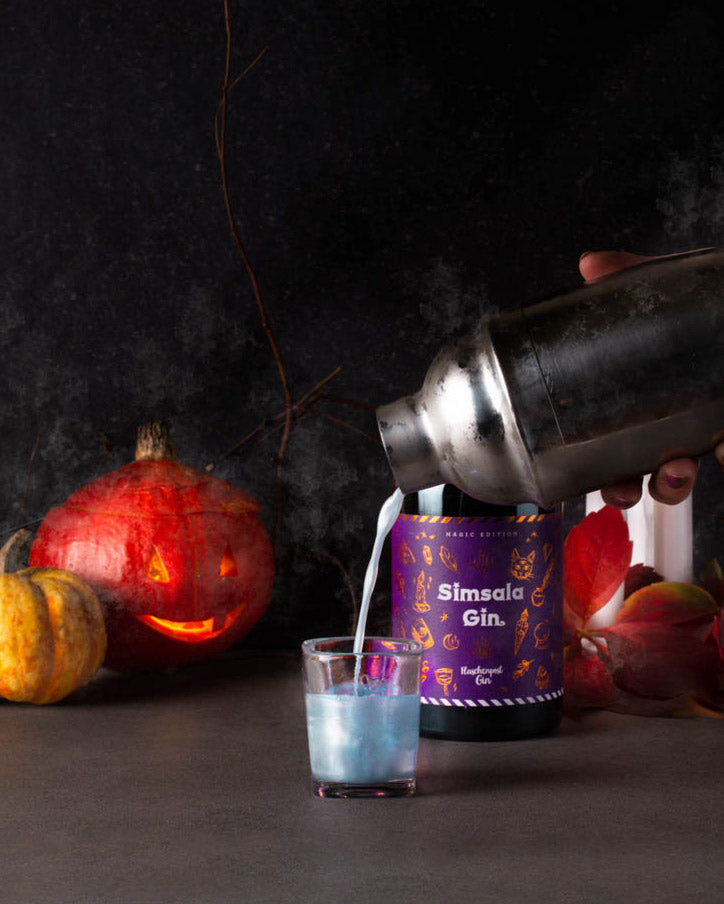 Der Shaker Inhalt wird nun ins Shotglas gegeben für unser Rezept "Glitzer Spritzer" dem gespenstig, leckerem Halloween Drink.