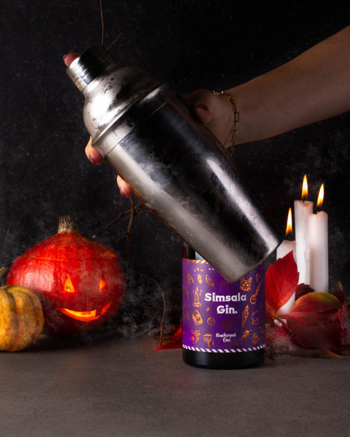 Der Shaker Inhalt für unseren Halloween Drink mit dem Simsala Gin von Flaschenpost Gin wird nun kräftig geshaked.