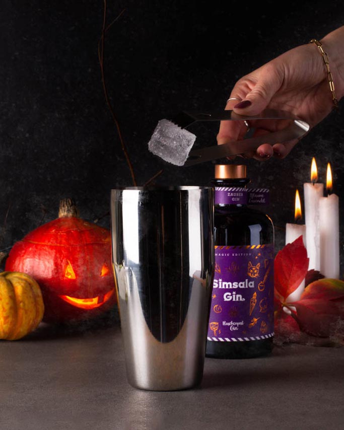 Für das Rezept "Glitzer Spritzer" unserem Halloween Drink mit dem Simsala Gin wird in den Shaker Eiswürfel hinzugegeben.