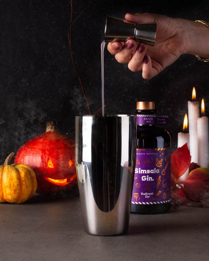 In den Shaker wird nun Simsala Gin unsere Magic Edition mit Farbwechsel gebeben für den perfekten Halloween Drink.
