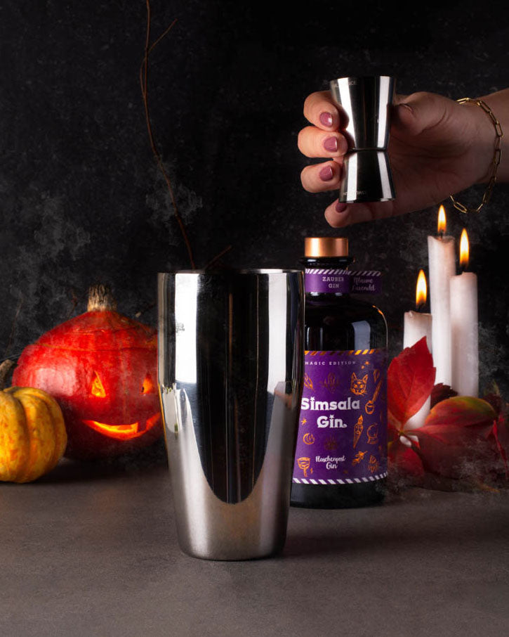 Für den ultimativen Halloween-Drink füllt man jetzt unsere Simsala Gin Magic Edition mit Farbwechsel in den Shaker.