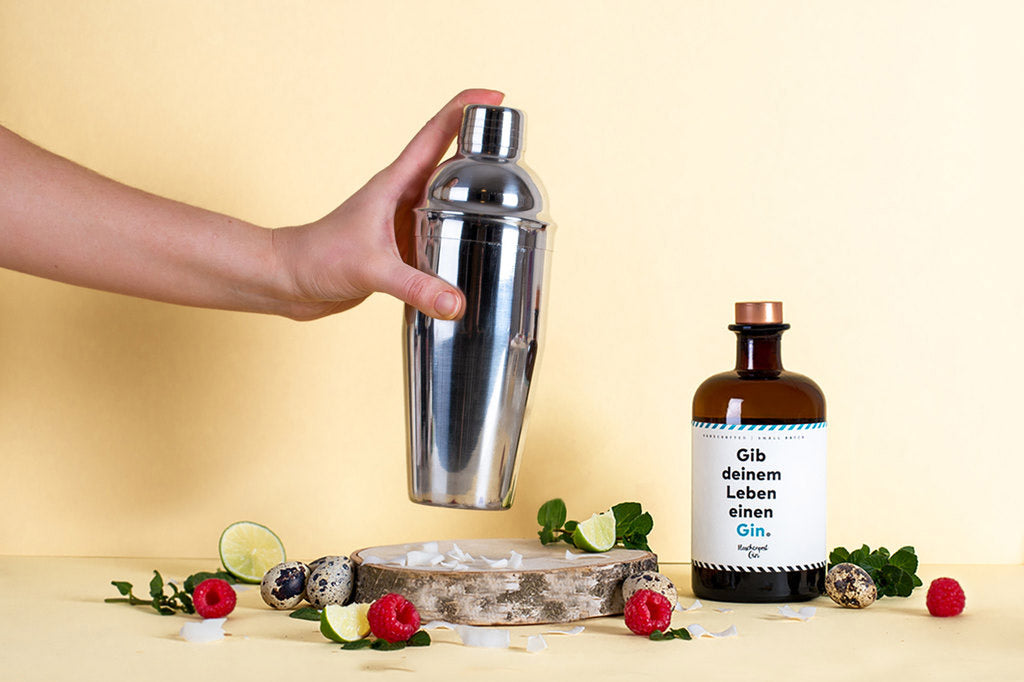 Im Shaker werden die Zutaten für den Oster Drink, mit dem Flaschenpost Gin: Gib deinem Leben einen Gin, gemixt