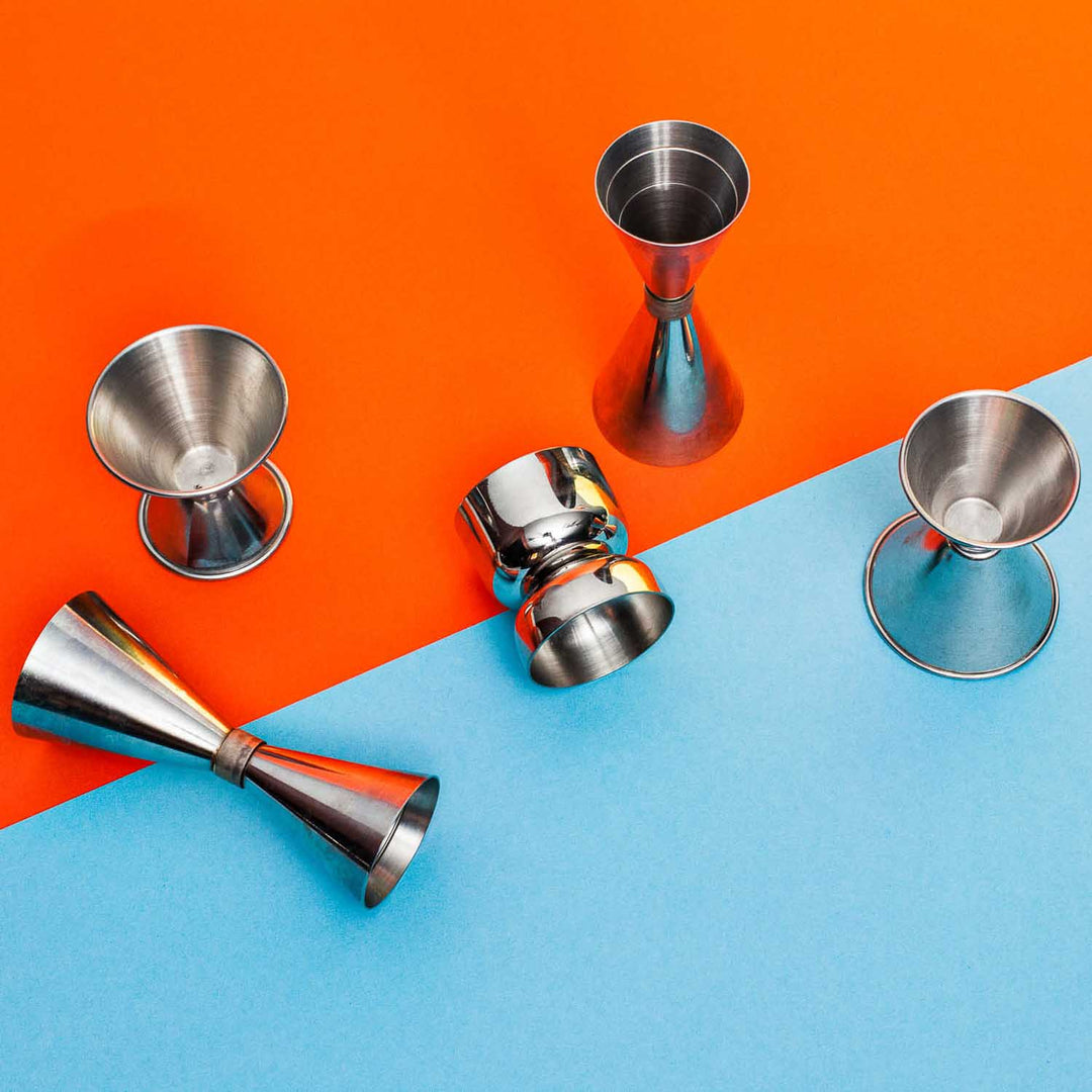 Ein Tool eines Barkeepers ist der Jigger, mit ihm kann man Flüssigkeiten abmessen für den perfekten Flaschenpost Gin Cocktail