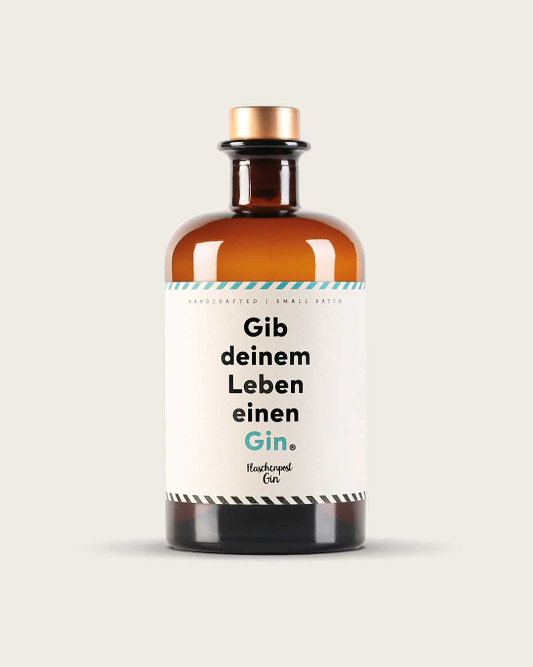 Unsere Classic Edition "Gib deinem Leben einen Gin" von Flaschenpost Gin. Mit Wacholder und Zitrus als Botanicals ist dieser Gin ein zeitloser Klassiker, ideal als Basis für deinen Gin und Tonic oder nächsten Cocktail.