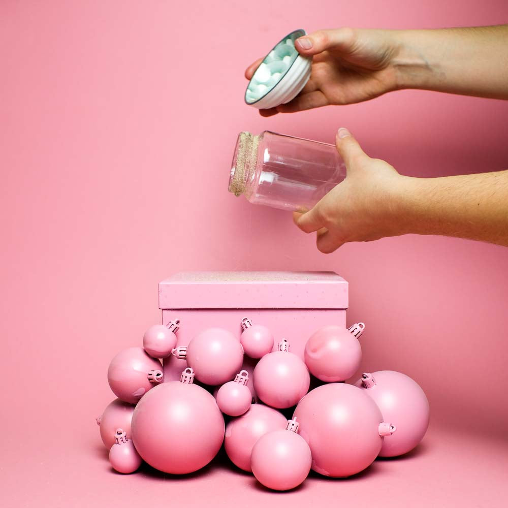 Glas wird in Zucker gedreht für einen Zuckerrand für das Rezept Birnenzauber einem perfekten Winterdrink mit Flaschenpost Gin