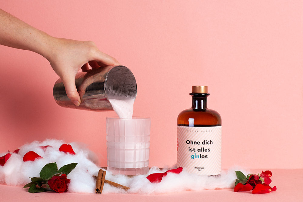 Für den perfekten Valentinstagsdrink mit Flaschenpost Gin wird der Schaum aus dem Shaker in das Cocktail gefüllt