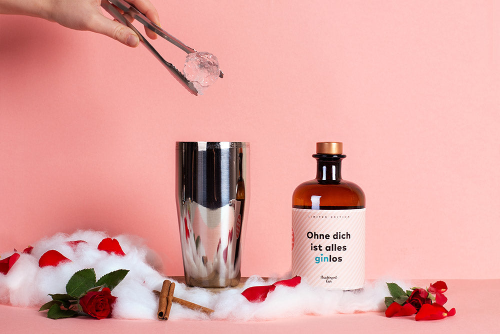 In den Shaker werden Eiswürfel hinzugegeben für den perfekten Valentinstagsdrink mit Flaschenpost Gin