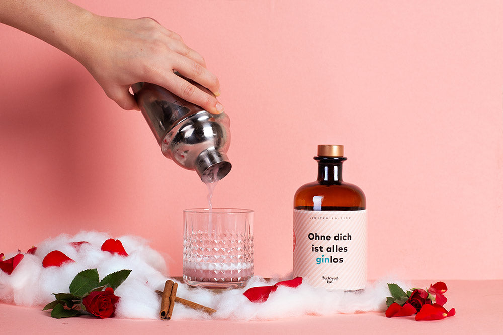 Der gemixte Drink mit Flaschenpost Gin wird aus dem Shaker in das Cocktail Glas gegeben