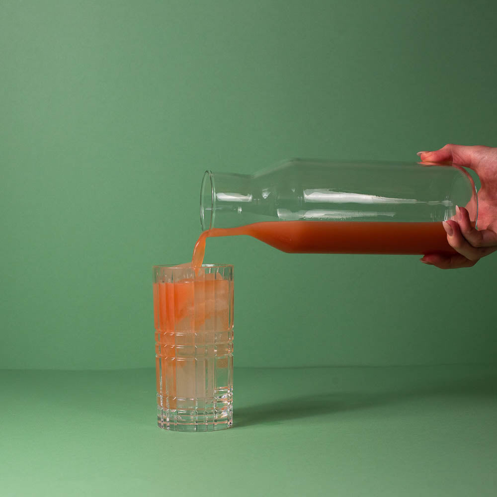 Der Drink Frischekick mit Flaschenpost Gin wird in das Cocktailglas gegeben