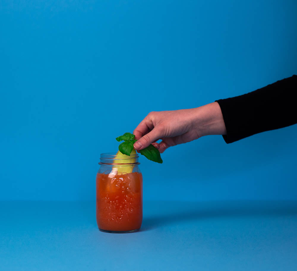 Der perfekte Osterdrink Möhrchen mit Öhrchen mit Flaschenpost Gin wird mit Basilikum garniert
