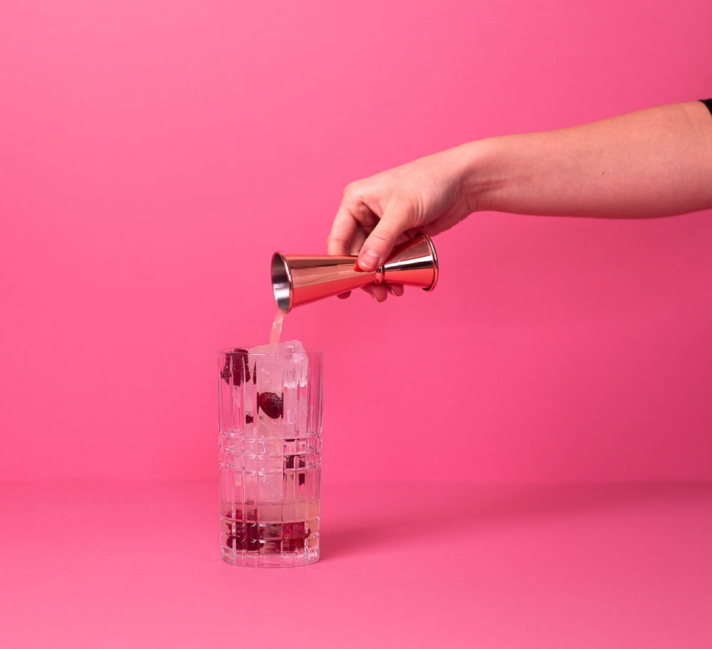In das Cocktail Glas wird Gib deinem Leben einen Gin von Flaschenpost Gin hinzugegeben