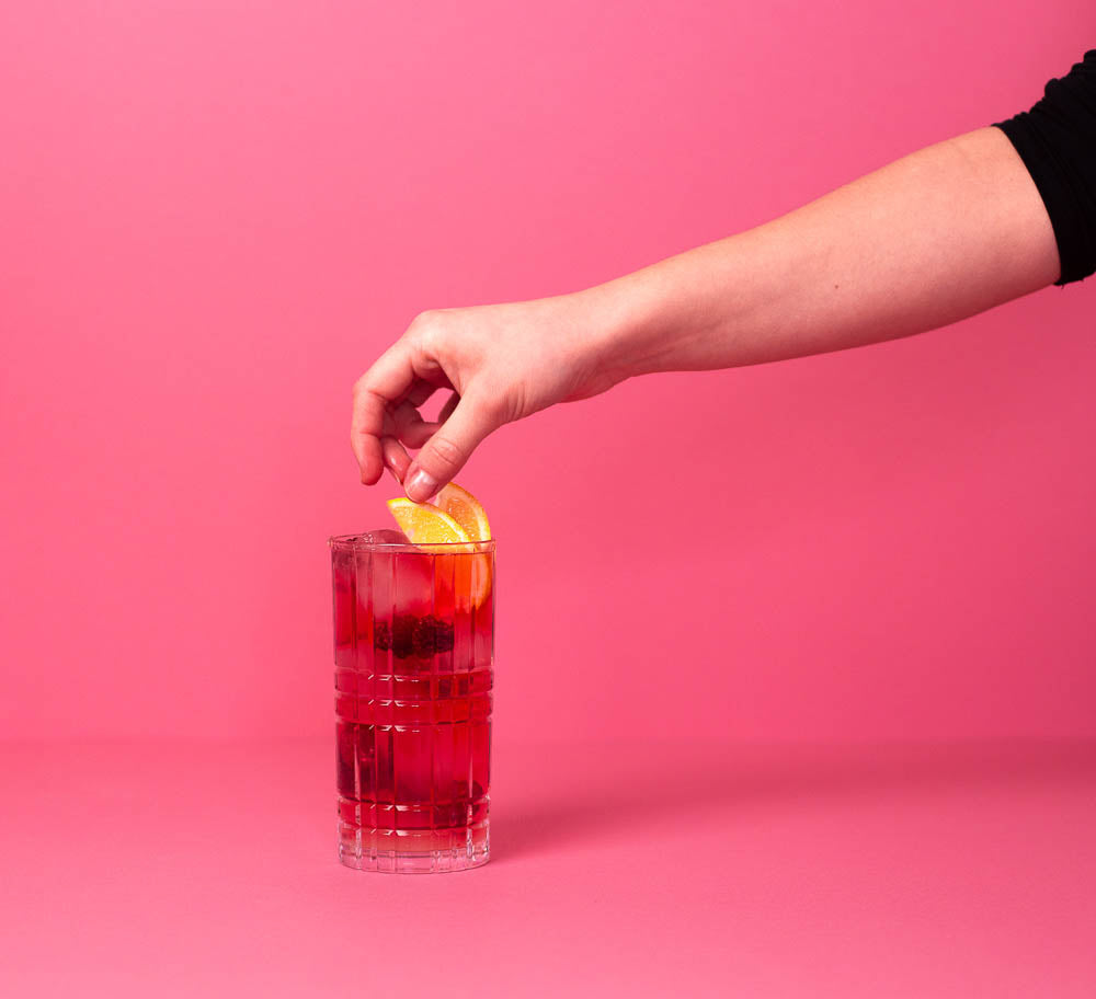 Als Garnitur werden Zitronenscheiben zum Drink Muttis Liebling, dem perfekten Drink zum Muttertag, hinzugegeben