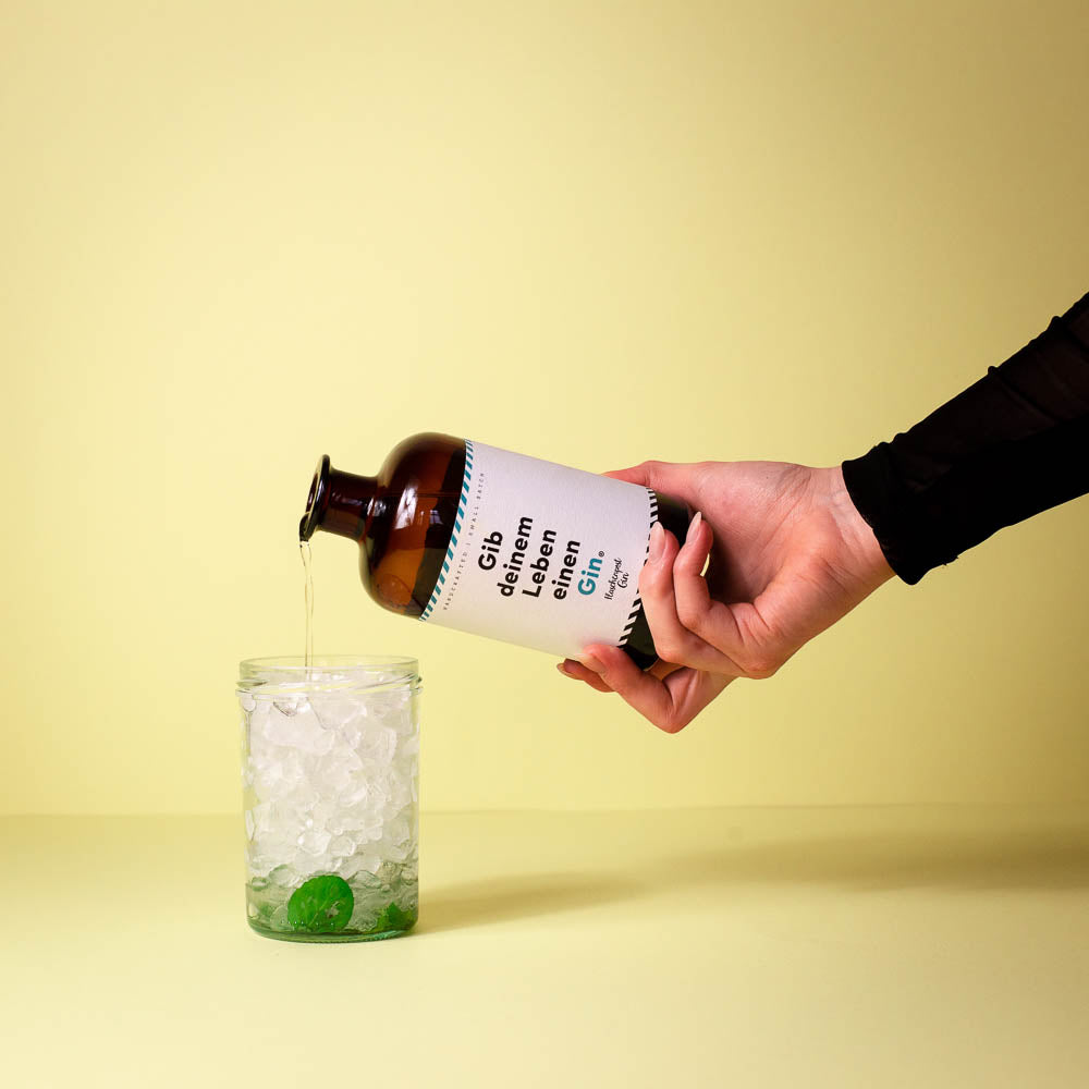 Der Gin Gib deinem Leben einen Gin von Flaschenpost Gin wird in das Glas gegeben für den perfekten Valentinstag Drink