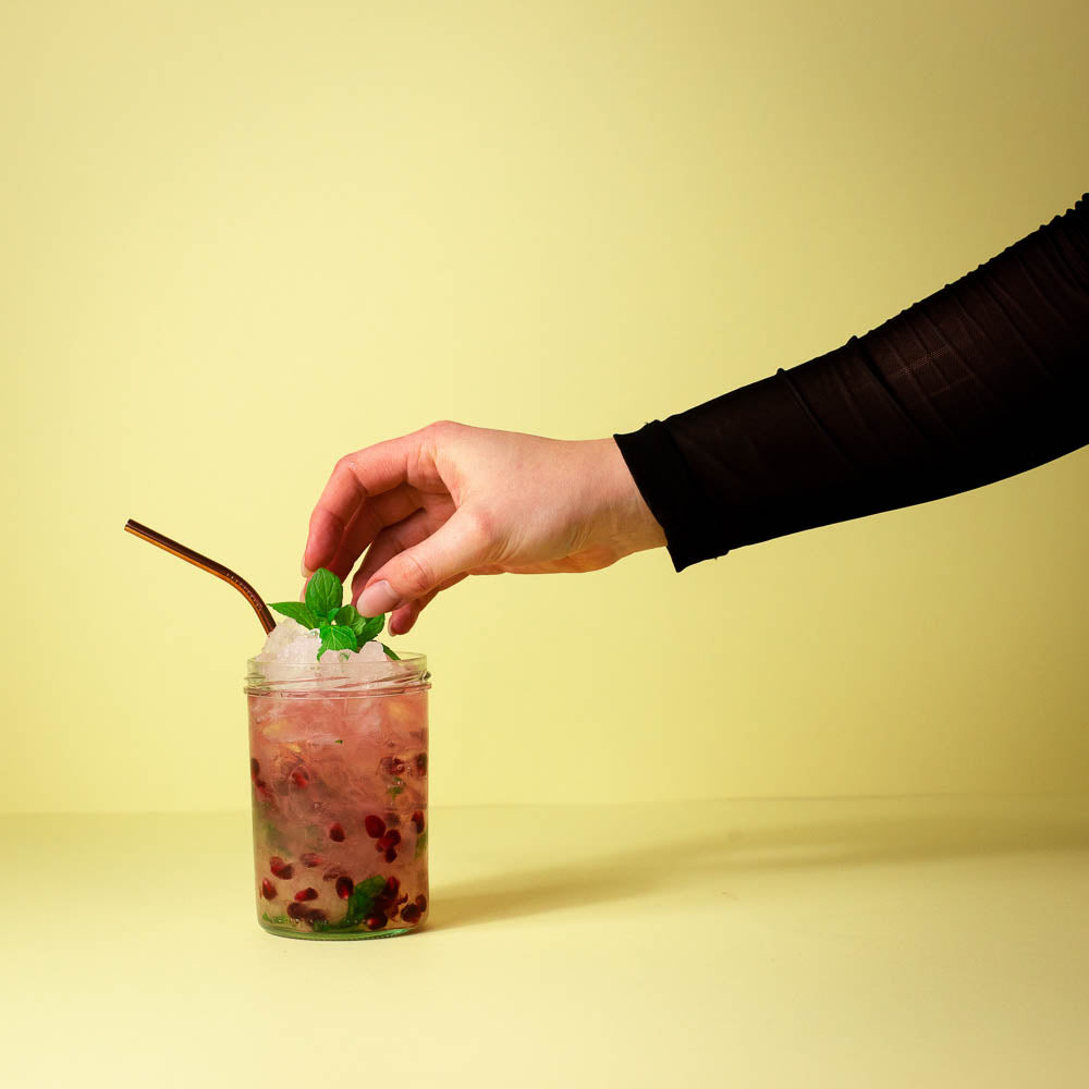 Der perfekte Valentinstag Drink Rosa Schlürfer wird mit Minze garniert