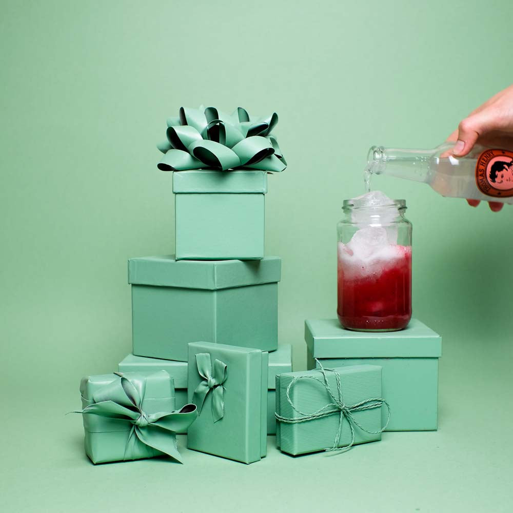 Mit Ginger Beer das Glas auffüllen für den zauberhaften Winterdrink von Flaschenpost Gin