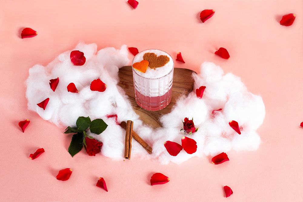 Der fertige Drink mit Flaschenpost Gin: Ohne dich ist alles ginlos, für Valentinstag verziert mit Rosenblättern und Watte