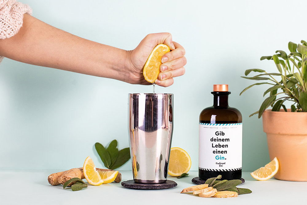 Eine Zitrone wird in den Shaker gepresst für den Drink Salbine dem perfekten Drink mit Flaschenpost Gin