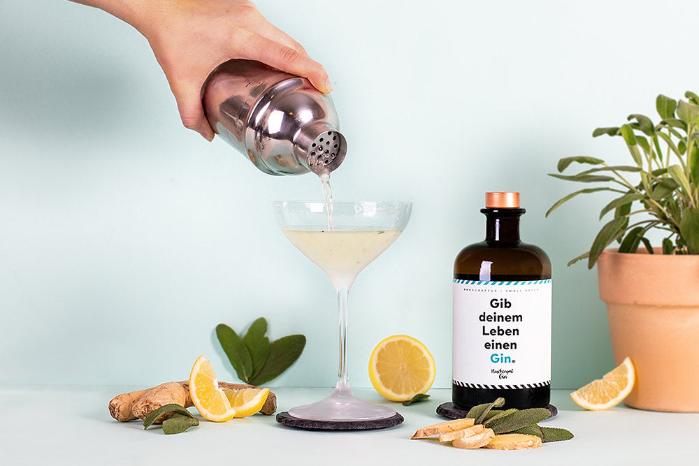 Drink wird aus dem Shaker in das Cocktail Glas geschüttet für das Rezept Salbine