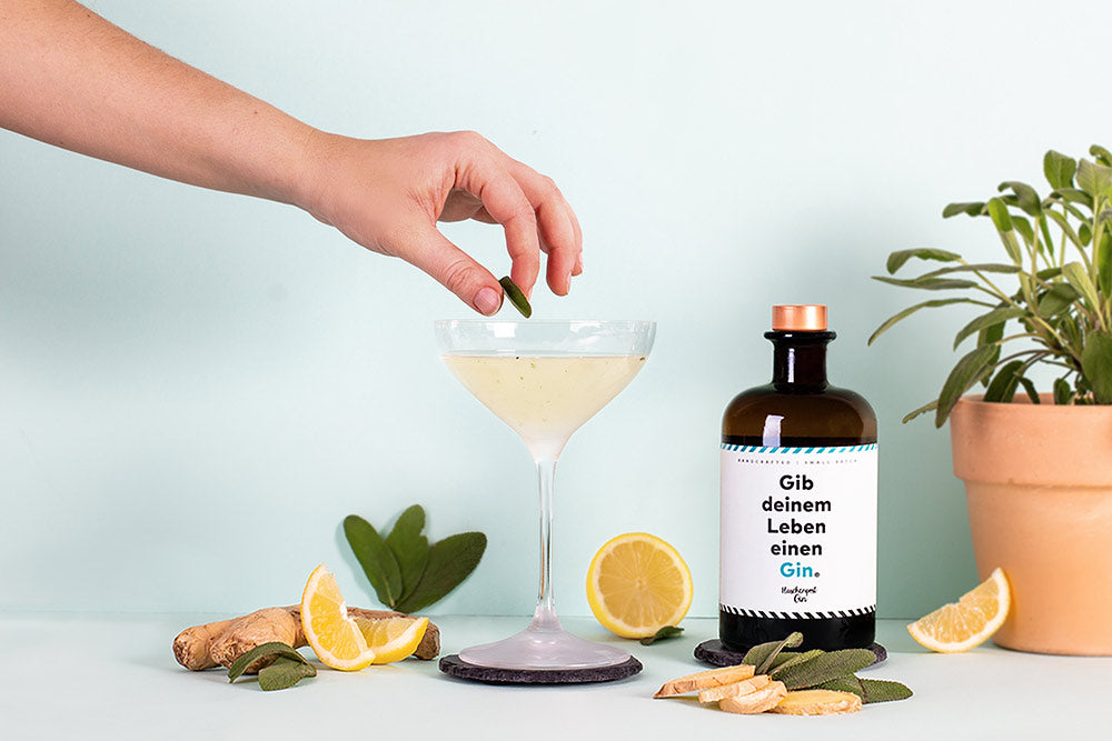 Perfekter Drink mit Flaschenpost Gin Salbine wird garniert mit Minze