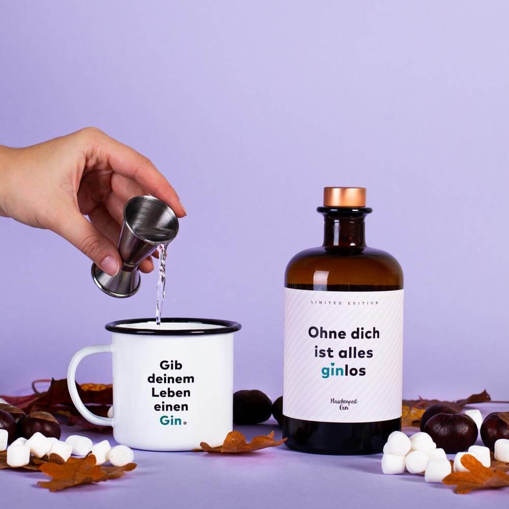 Ohne dich ist alles ginlos von Flaschenpost Gin wird in die Emaille hinzugegeben