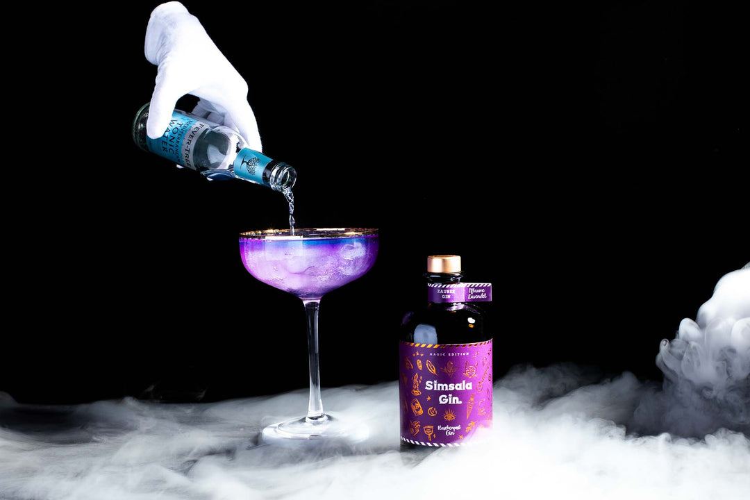 Für den magischen Farbwechsel von blau zu lila, wird Tonic Water zum Simsala Gin hinzugegeben