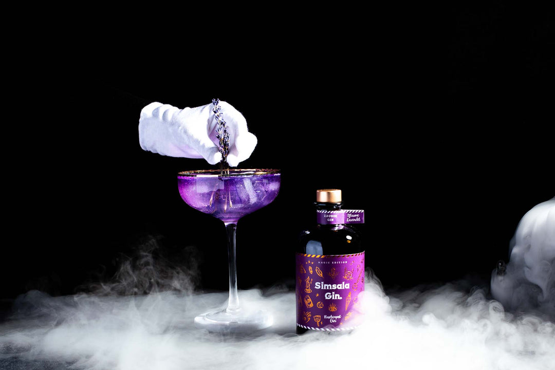 Fertiger Zauber Gin & Tonic wird mit Lavendel verziert
