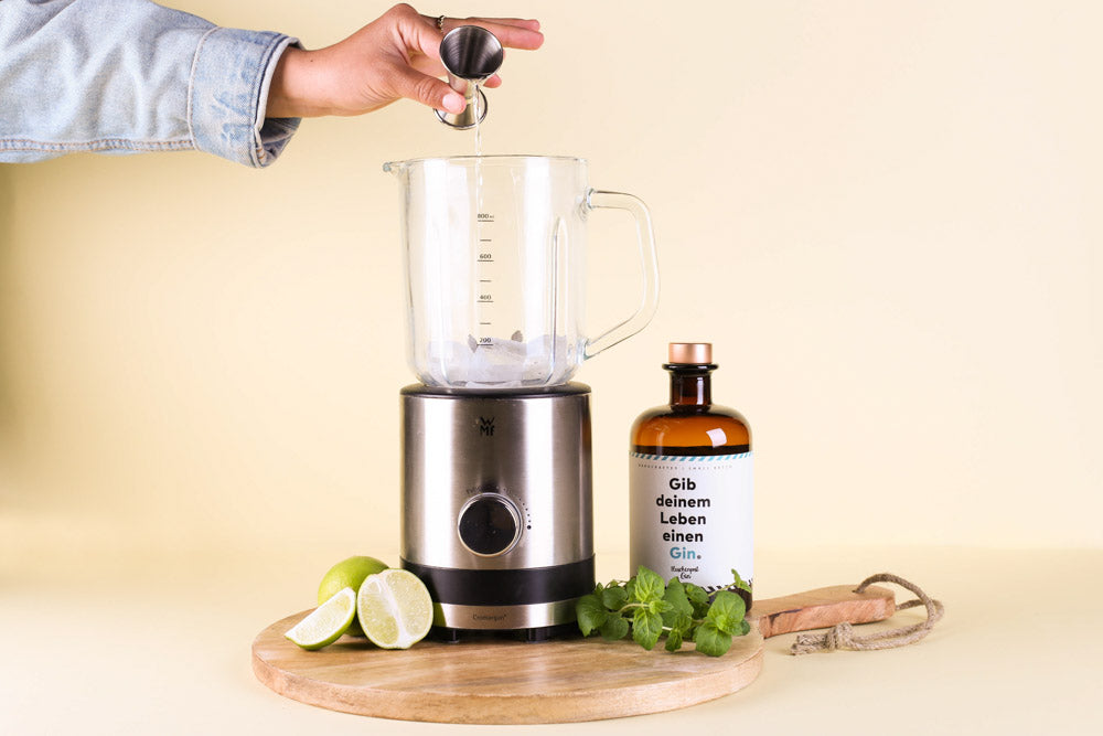 In den Mixer werden 4cl Flaschenpost Gin gegeben für den perfekten Sommerdrink Muntere Minze