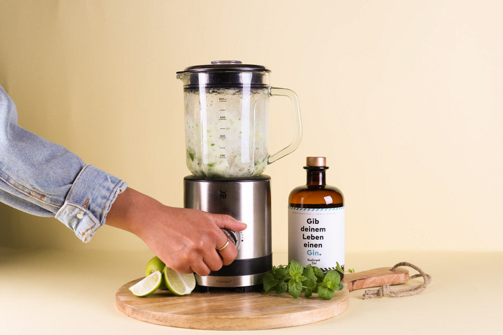 Für das Rezept Muntere Minze wird der Flaschenpost Gin mit Limettensaft, Gurke, Minze und Eiswürfeln gemixt