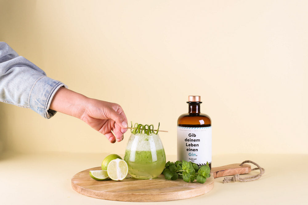 Der perfekte Sommerdrink Muntere Minze mit Flaschenpost Gin verziert mit Gurke