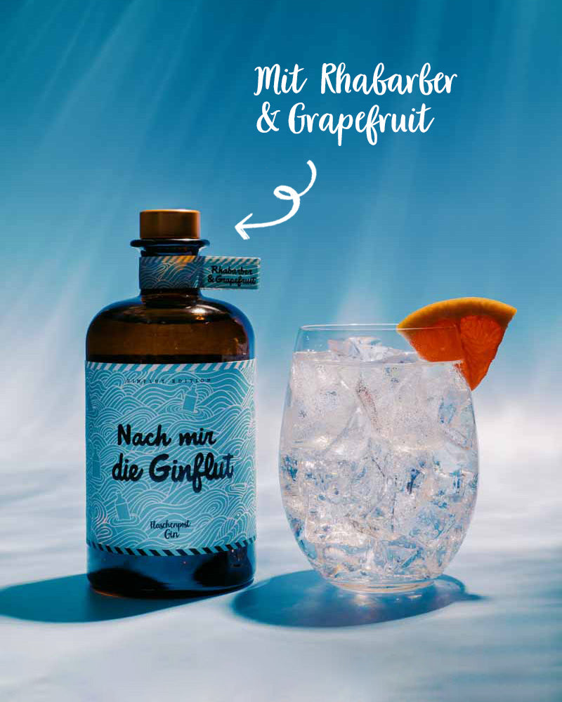 Der "Nach mir die Ginflut" von Flaschenpost Gin mit Rhabarber & Grapefruit macht deinen Gin & Tonic zum perfekten erfrischenden Sommerdrink. | Simsala Gin Flasche von Flaschenpost Gin mit einem leckeren Drink daneben.