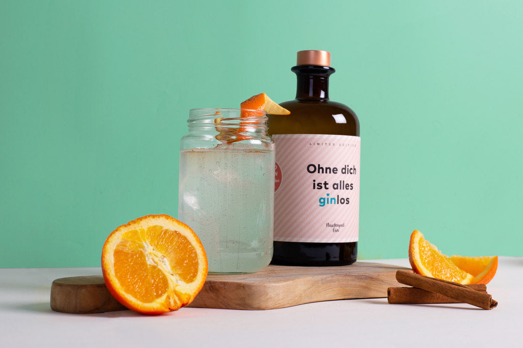 Cocktail Love Mule mit Flaschenpost Gin angerichtet mit Orangen und Zimt 