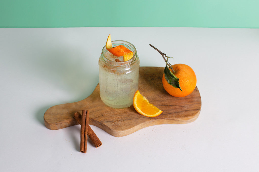 Leckerer Love Mule Drink mit Flaschenpost Gin dekoriert mit Zimt und Orangen 