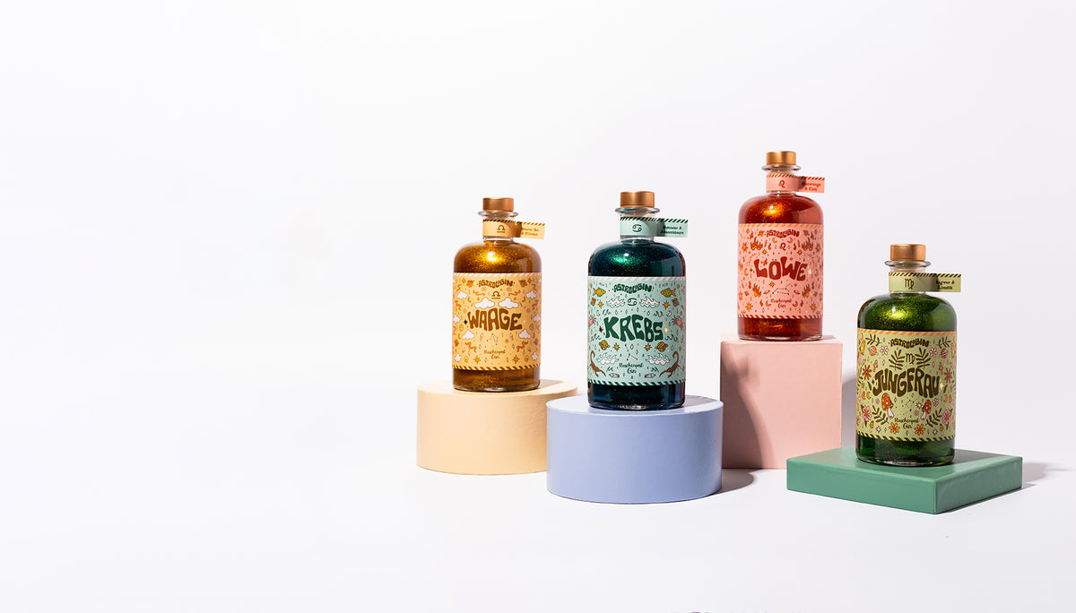 Unsere neue AstroloGin Edition, der erste glitzernde Sternzeichen Gin. Vier verschiedene Geschmacksrichtungen und Farben: rot, blau, grün und gelb passend zu den Elementen: Wasser, Feuer, Erde und Luft. Das perfekte Geburtstagsgeschenk für Familie und Freunde. Für jedes Sternzeichen ein Gin mit individuellem Etikett Design. 