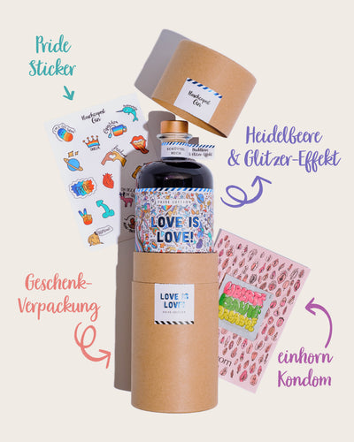 Die neue Pride Edition von Flaschenpost Gin mit dem Spruch "Love is Love" steht für Vielfalt und Toleranz. Pro verkaufter Flasche werden 10% des Umsatzes an die NGO Queeramnesty gespendet. | Die Apothekerflasche mit buntem Labeldesign und mit bunten Pride Goodies wird von bunten Lichtern angestrahlt.