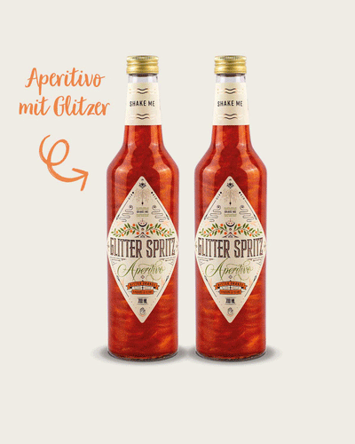 Glitzer Spritz – DER Glitzer Aperitif ist ein innovativer Aperitif, der mit seinem faszinierenden Glitzereffekt begeistert! Perfekt für alle Aperitif-Genießer. Mit einer Mischung aus Bitterorange, Rhabarber und Kräuter schmeckt dieser Drink wie ein Schluck flüssiger Sonnenschein – auch alkoholfrei erhältlich für alle, die auf Alkohol verzichten möchten.