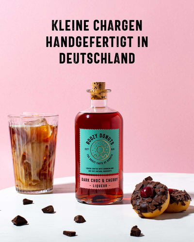 Genauso wie unsere anderen Boozy Donuts Liköre wird auch der Dark Choc Cherry in kleinen Chargen in Deutschland handgefertigt.  Alt-Text bearbeiten