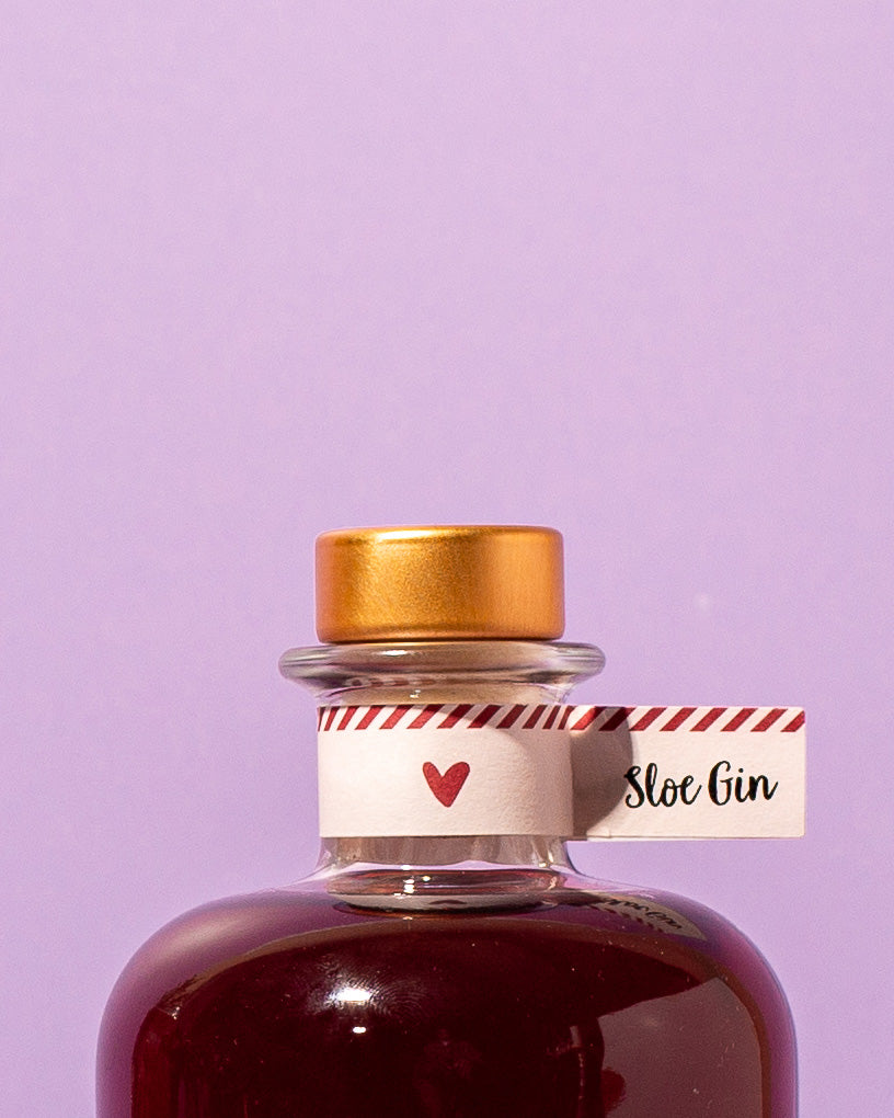 Dank des roten Herzens auf dem Fähnchen am Flaschenhals ist unser Sloe Gin die perfekte Geschenkidee für deinen Partner oder deine Partnerin.