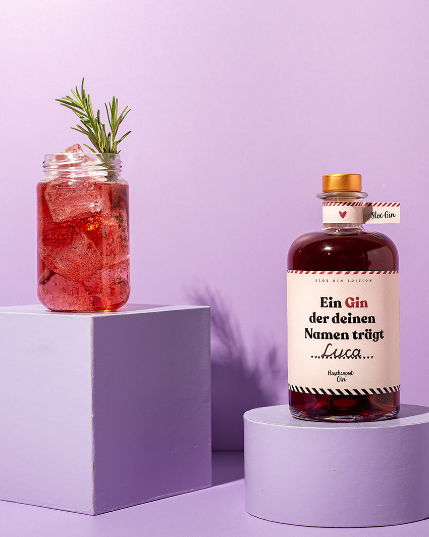 Unser Sloe Gin mit 27% Vol ist ein leichter Verführer und ideale Basis für deinen Aperitif oder Digestif nach dem Abendessen. 